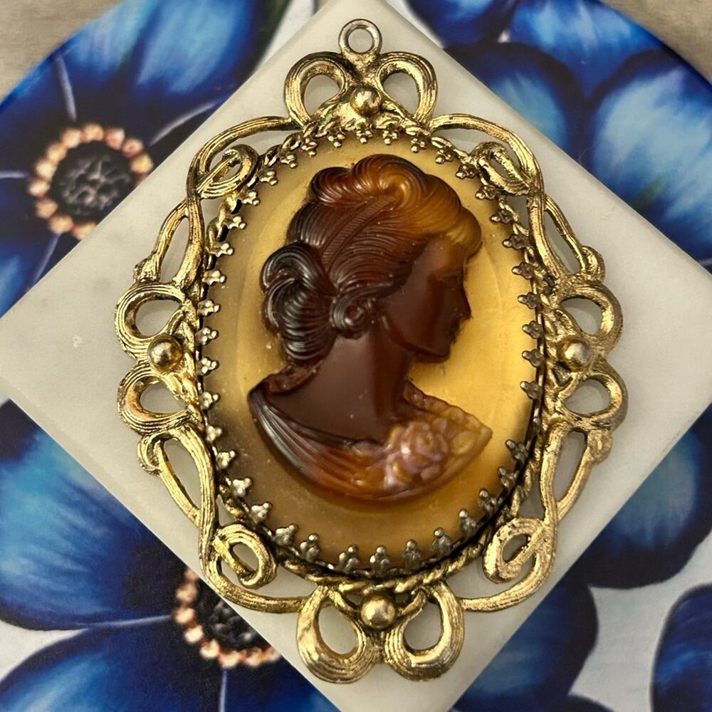 Gorgeous! Vintage Brown Cameo pendant #J01 right facing